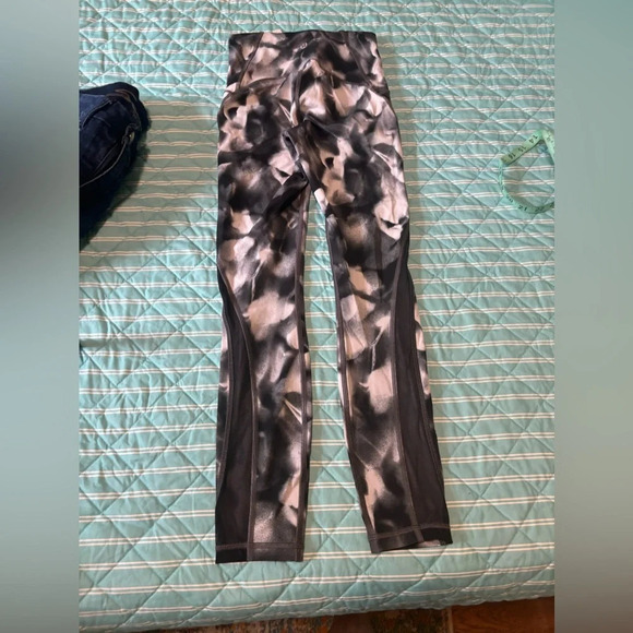 White black and grey mix fast and free Lululemon leggings size 2 - Picture 6 of 7